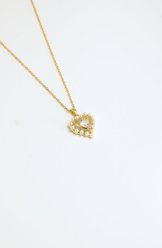 İNCİLERE SARAN AŞK