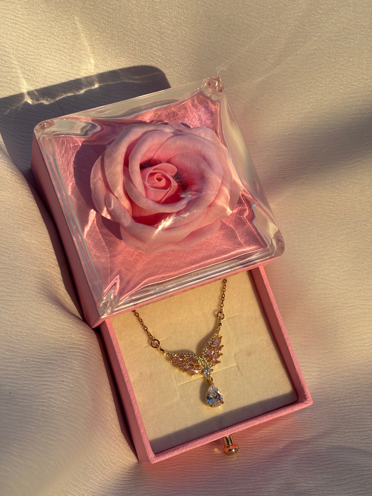 MELEK KANATLI DAMLA TAŞ