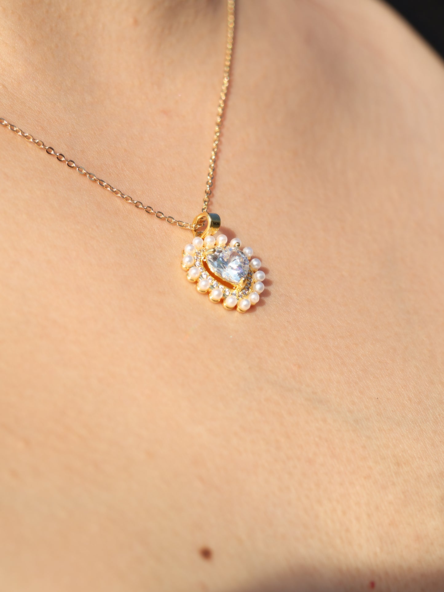 İNCİLERE SARAN AŞK