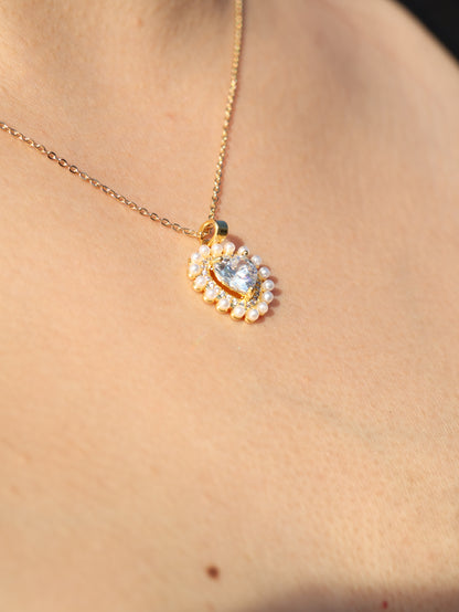 İNCİLERE SARAN AŞK