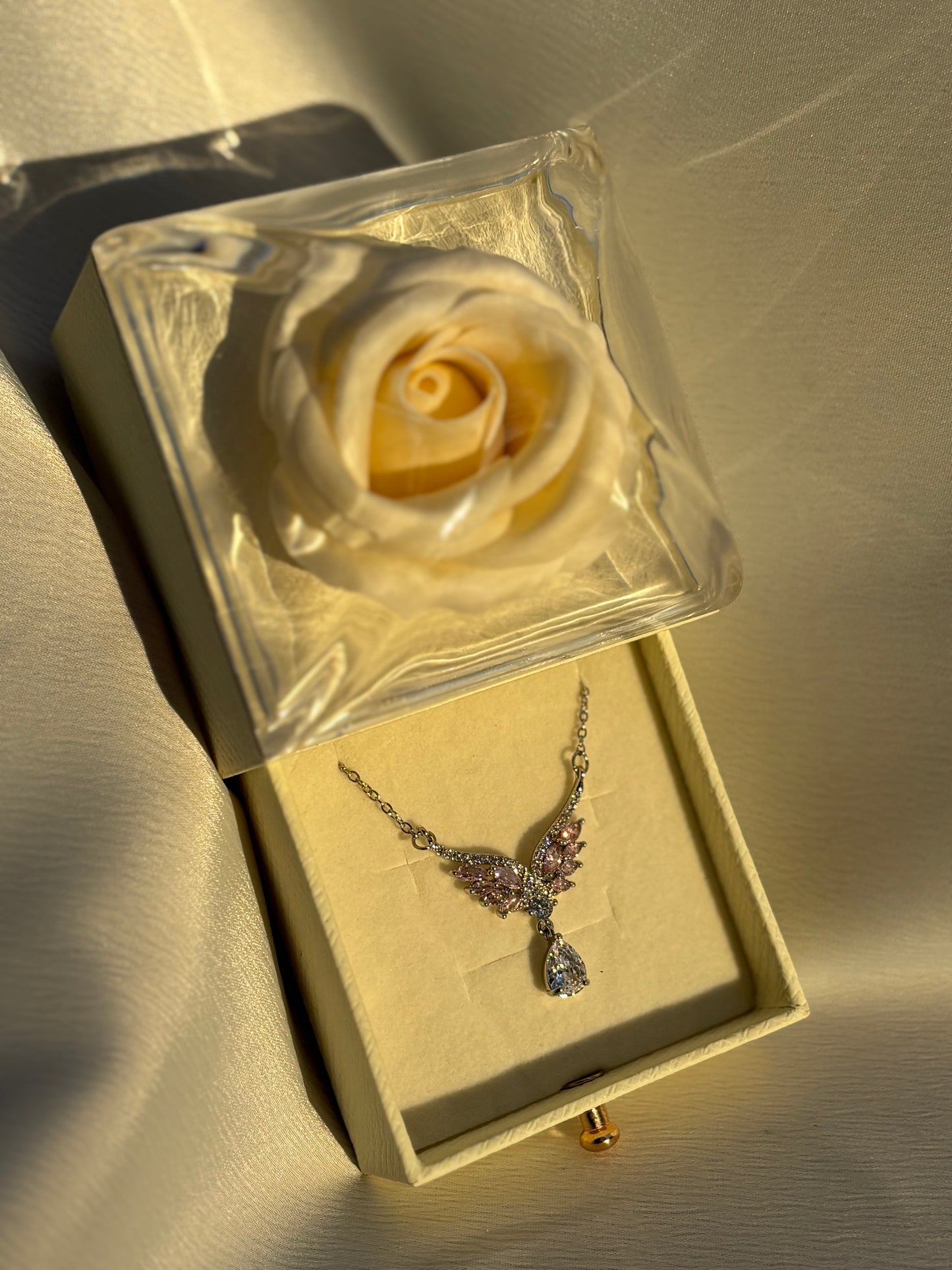 MELEK KANATLI DAMLA TAŞ